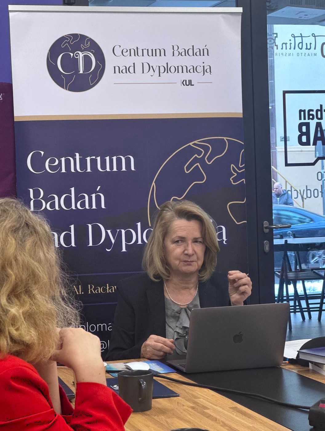 Szkolenia z savoir-vivre’u, etykiety oraz protokołu w środowisku międzykulturowym w ramach kursu „Praktyka dyplomatyczna"